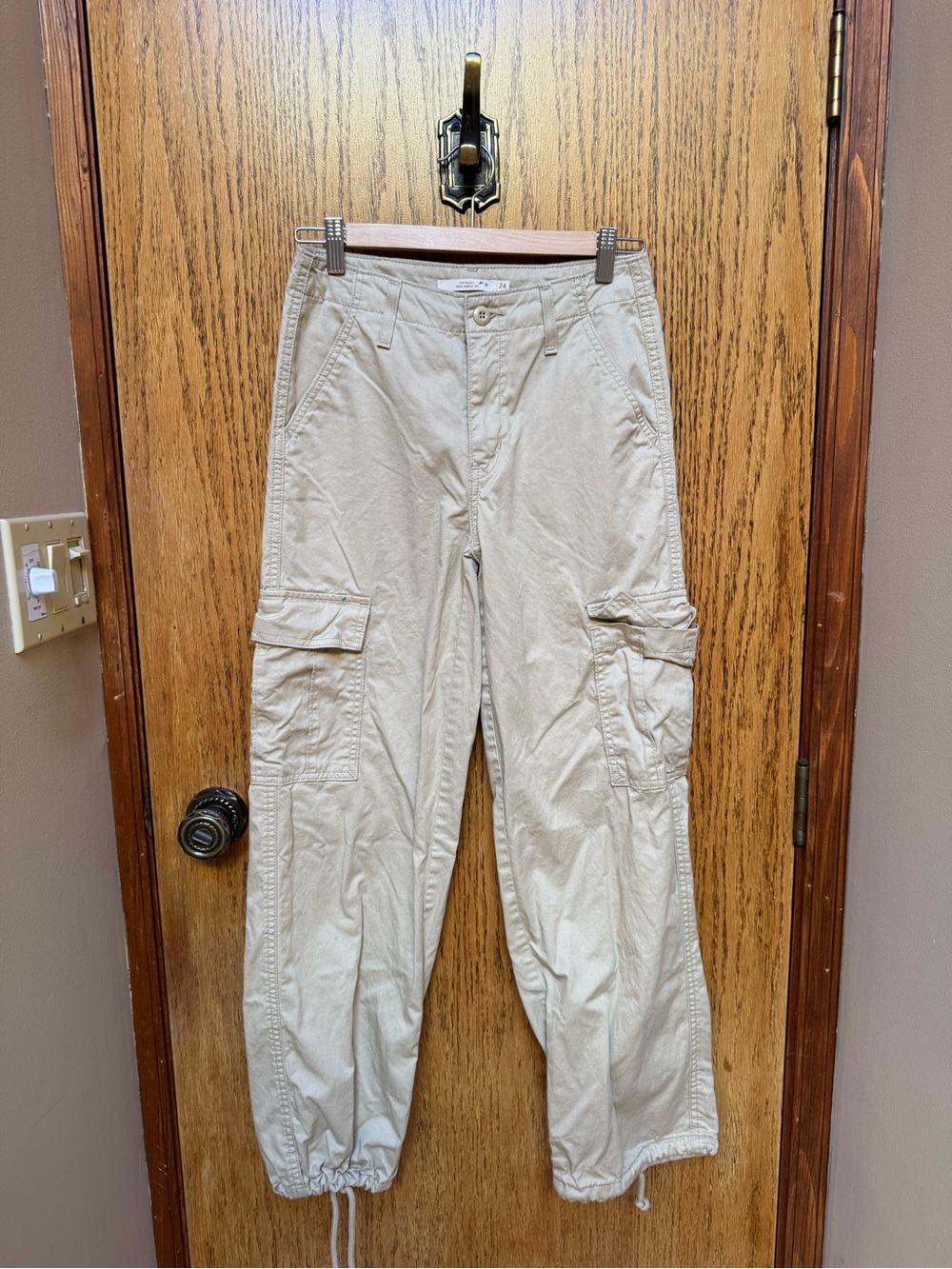 Levi's Women's Straight Leg Cargo Pants in Light Beige